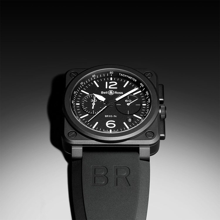 酷黑、方正、強烈工業感的Bell & Ross BR 03-94計時碼表，靈感源自飛機駕駛艙內的儀表板。圖 / 翻攝自Bollinger Motors網站。