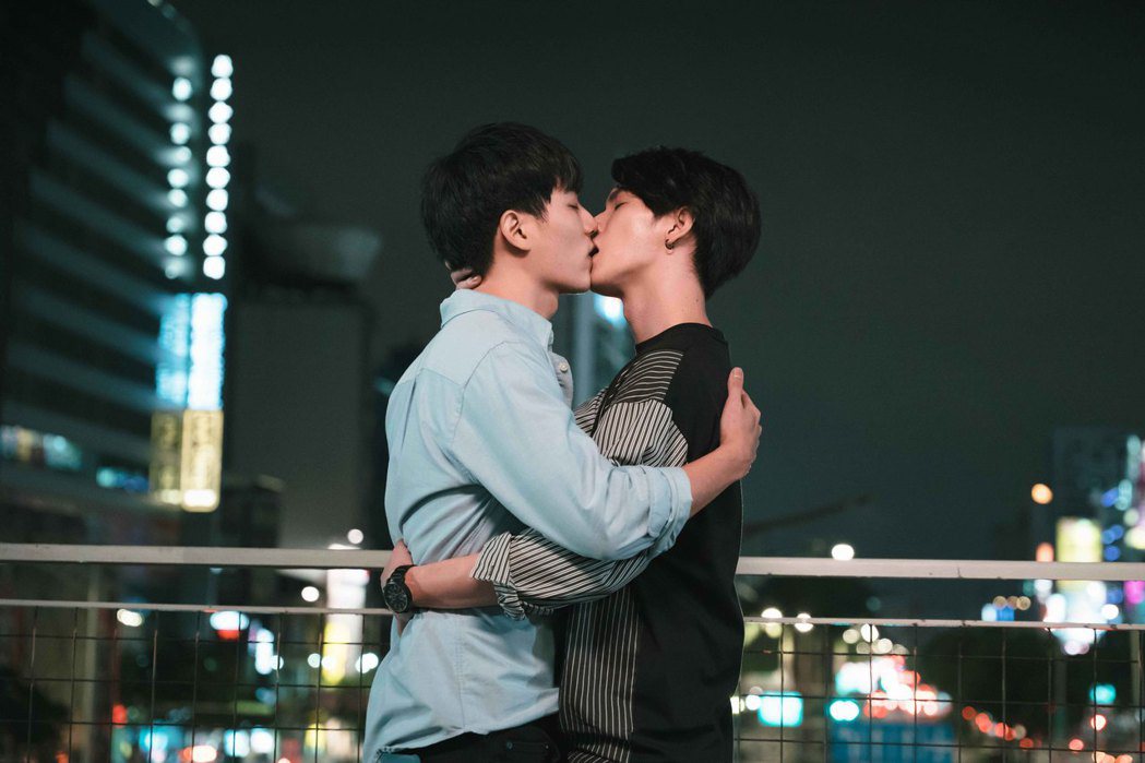 林子閎（左）、楊宇騰在BL劇「永遠的第一名」中的「天橋之吻」互表心意。圖／WeTV、結果娛樂提供