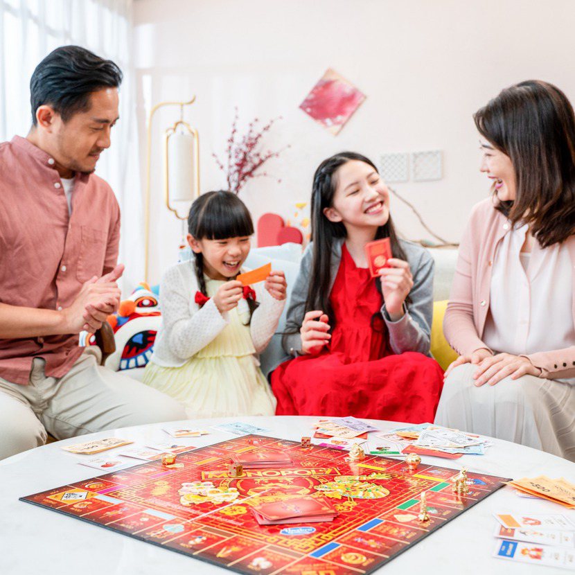 闔家團聚玩桌遊，是老少咸宜的活動。圖／孩之寶提供