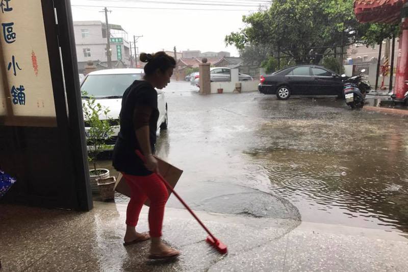 2018年8月23日強降雨轟炸南台灣，嘉義縣東石鄉掌潭村大淹水。圖／林文達提供