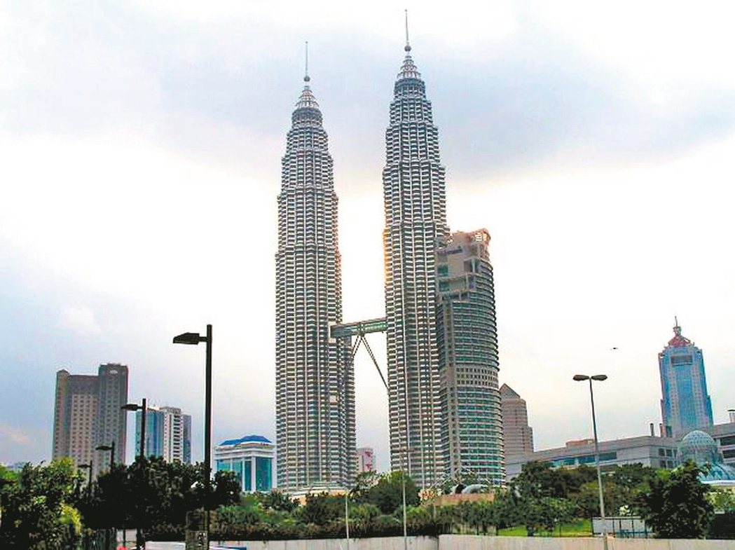 馬來西亞首都「吉隆坡」，由雙子星、吉隆坡塔、巴比倫廣場等所框起的「金三角」精華商...