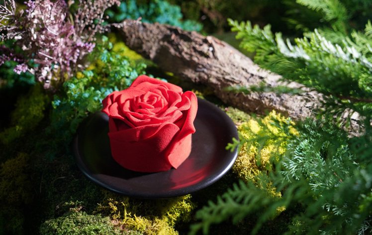 「玫你不可」情人節蛋糕，將巧克力捏製出層層疊綴的擬真花瓣，宛如花朵綻放的仿真玫瑰花蛋糕。圖／BAC提供