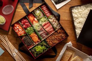 紐約Masa日本料理集團在疫情期間開始賣800美元（台幣2萬2400元）的夀司餐盒。圖／取自ny.eater.com