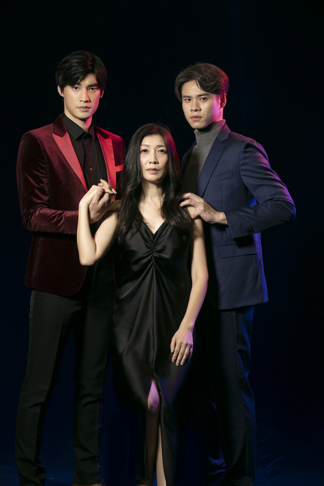 羅宏正(左起)、黃嘉千、吳定謙在舞台劇「暫時停止青春」中上演三角戀。圖／故事工廠提供