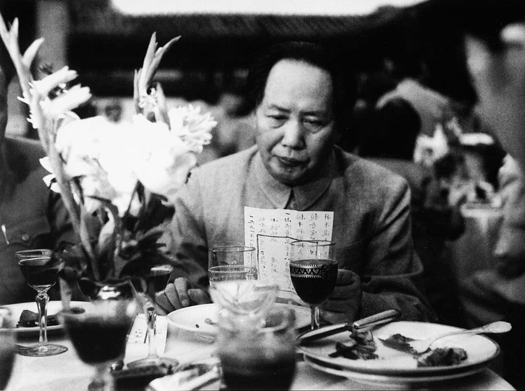 「今晚我想來點...大躍進大饑荒？」圖為1956年的毛澤東。 圖／新華社