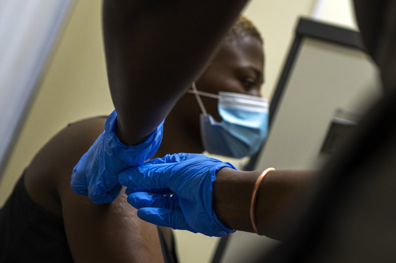 由於研究顯示英國藥廠阿斯特捷利康和牛津大學研發的疫苗，對新冠肺炎南非變異病毒株所引發的輕度到中度感染僅有極小保護力，南非已宣布暫停這支疫苗接種計畫。 美聯社