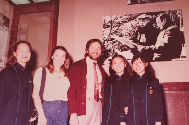 1981年，以「三人行」走紅的美國影星約翰瑞特參訪中正紀念堂，與紀念堂服務員合影。記者陳宛茜／翻攝