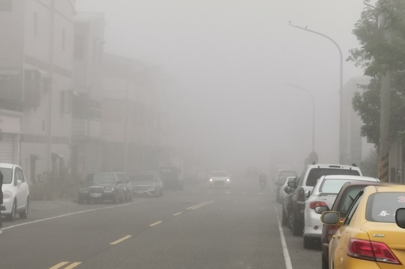 嘉義市今天上午戶外一片白茫茫、能見度很低。記者卜敏正／攝影