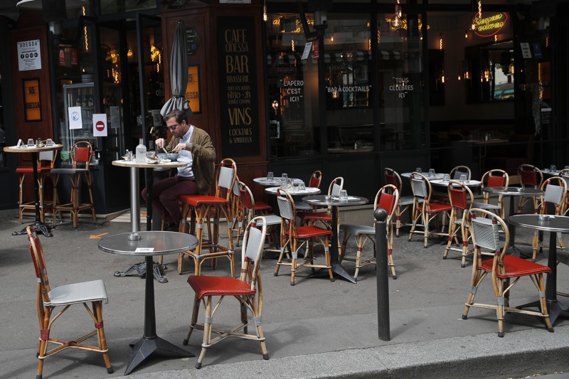 法國勞工部發言人上周說，該部將暫時調整法規，准許勞工在自己的辦公桌上吃午餐。熱愛生活藝術的法國人一向認為，吃飯就是要上餐桌，在辦公桌上吃午餐「好慘」。圖為巴黎一家餐館去年6月正常營業。美聯社