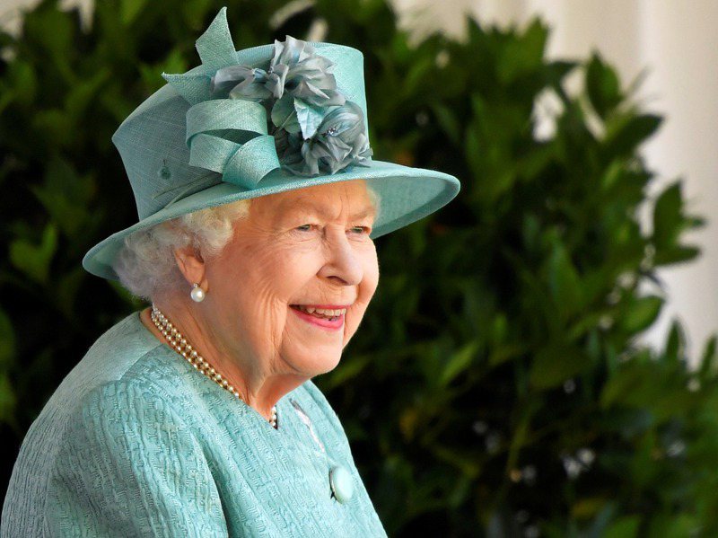 英國衛報披露，英國女王伊麗莎白二世在1970年代遊說政府修改一項草擬的法案，讓她得以隱藏持有的股票。圖為女王2020年出席官方為她舉辦的慶生活動。路透
