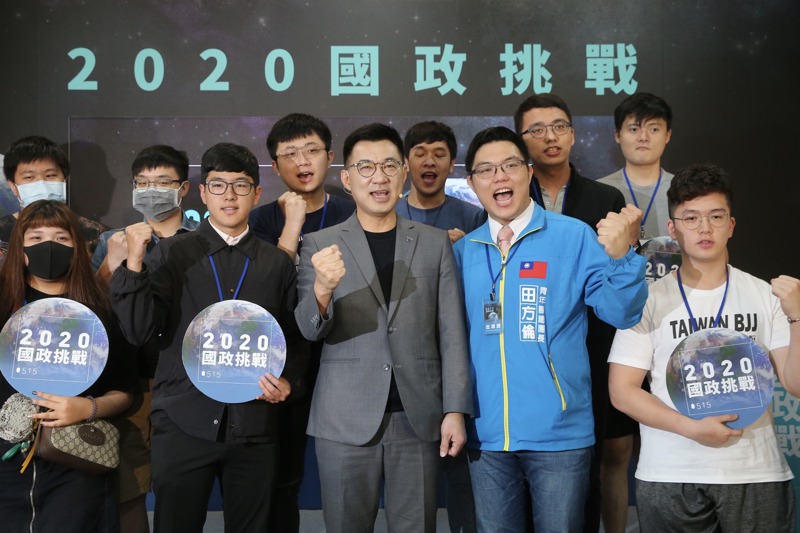 2020年國民黨主席補選時，江啟臣（前左三）獲黨內各體系青年軍支持，不過國民黨青年幹部分析，此次主席選戰已不太可能再「定於一尊」。圖／聯合報系資料照片