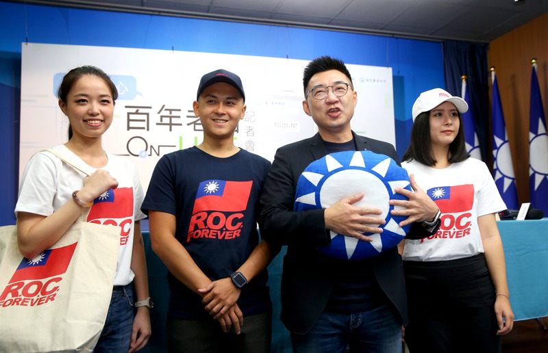 江啟臣（左三）在黨務系統上「重用青壯世代」，拉攏青年軍。圖／聯合報系資料照片