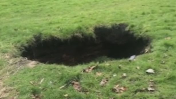 英国利物浦「格兰特花园」的一处草皮突然塌陷，出现一个又大又深的坑洞。 图／撷自《利物浦回声报》