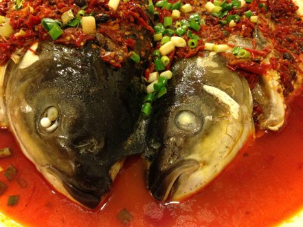剁椒魚頭又稱之「開門紅」，紅通通的辣椒和紅油，開春後上菜增添喜氣。 梅春帆／攝影
