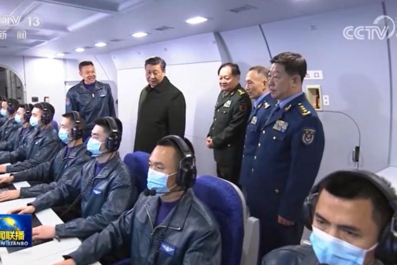 中共中央軍委主席習近平（中）於2月4日登上一架運-8G電子干擾機，央視稱，運八將在未來的台海戰場中奪得制空信息權。圖／央視畫面截圖