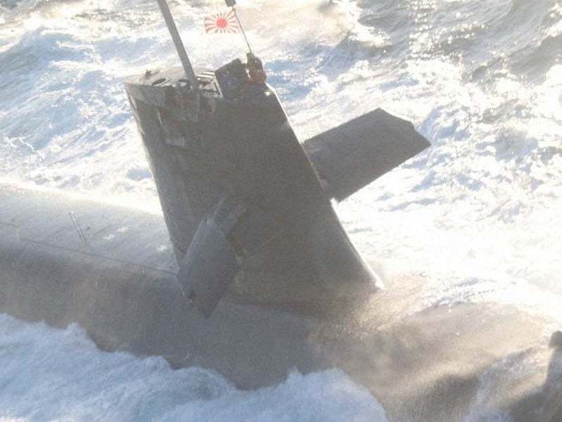 日本潛艦「蒼龍號」與民間商船在四國外海發生碰撞，從蒼龍號帆罩特寫，可看到右側升降舵損壞下垂。圖／日本海上保安廳
