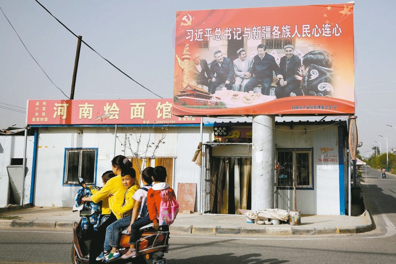 美國認定中國正對維吾爾族人進行種族滅絕。不過，針對指控中的絕育措施，中研院近史所副研究員吳啟訥說，維吾爾人口沒有減少還大幅增長。美聯社