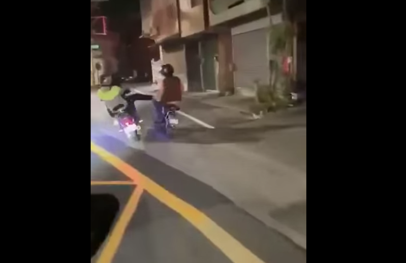 台南市2男子疑似與移工發生衝突，騎車伸腳踹飛對方，引起網友不滿肉搜。圖擷自爆廢1公社