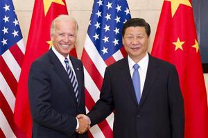 美國總統拜登（左）與中國國家主席習近平（右）10日晚間進行首次通話。圖為拜登2011年8月副總統任內時到訪北京。 新華社