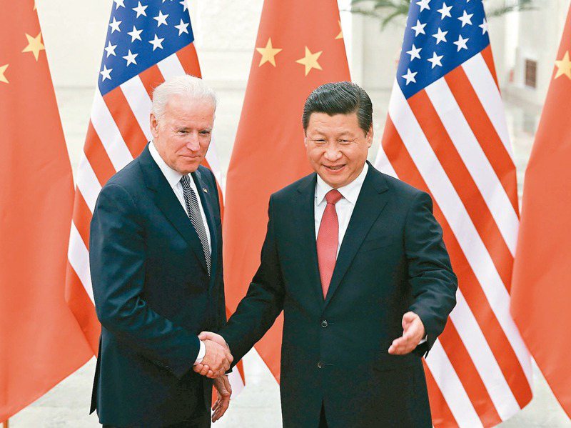 美國總統拜登（左）今天與中國國家主席習近平（右）通電話。圖為2013年時任美國副總統的拜登訪問北京與習近平會談。美聯社