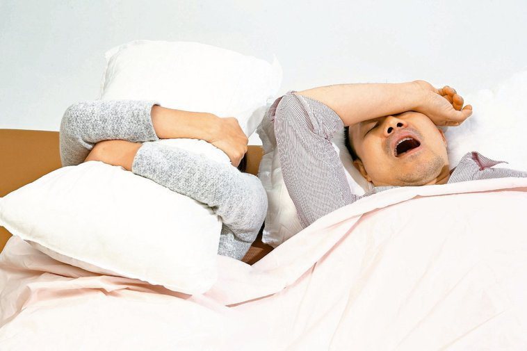 打鼾、半夜頻尿、晚上好入睡但白天精神不濟，被列為可能罹患睡眠呼吸中止症的三大警訊。本報資料照片