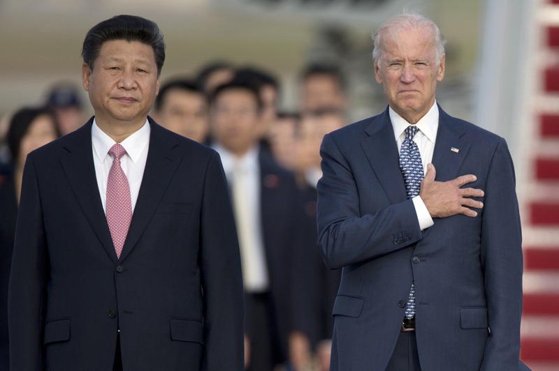 美國總統拜登（右）今天與中國國家主席習近平（左）熱線。圖為習近平2015年訪問美國與時任副總統的拜登合影。美聯社