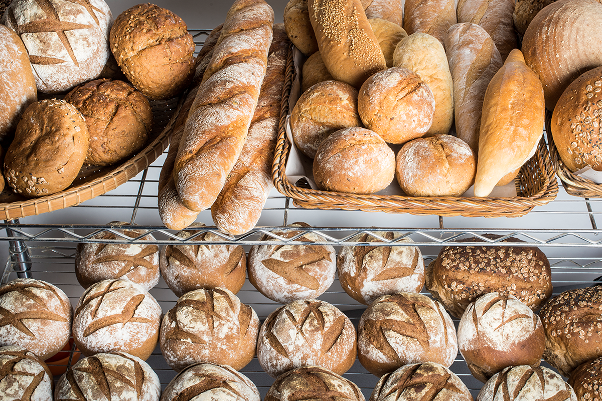 大家經常擔心超市賣的麵包，認為它們比起麵包師傅手工製作的同款麵包，對人體比較不好，或是採用了異於自製麵包的方法來處理。