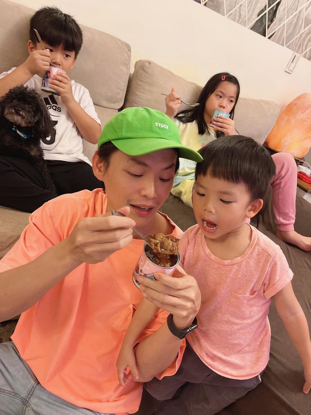黃鐙輝（前左）餵兒子吃甜點。圖／小丈夫甜點心提供