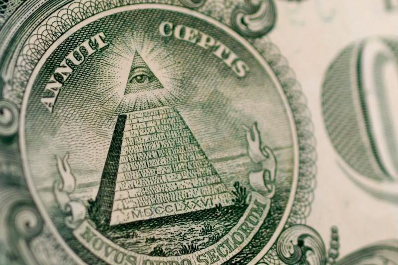 如果你拿過1元美鈔，翻到背面就會看到天命之眼：一隻被散發光芒的三角形包圍的大眼睛。圖／BBC／Alamy