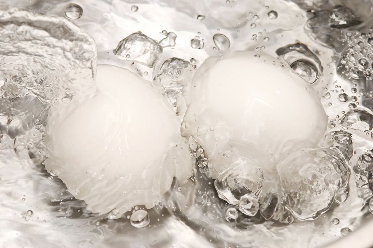 只要能避免蛋中的水分過度蒸發，就能獲得蛋白熟度恰到好處的水煮蛋。