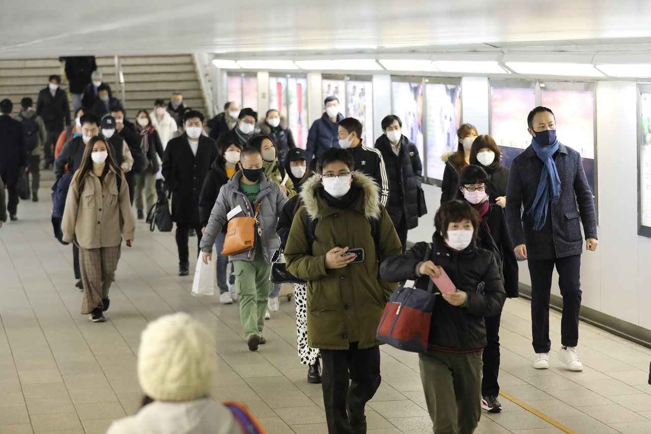 日本行政改革兼疫苗協調大臣河野太郎今天傍晚召開記者會宣布，日本明天起開始為大約4萬名醫療從業人員施打2019冠狀病毒疾病（COVID-19，新冠漢肺炎）疫苗。