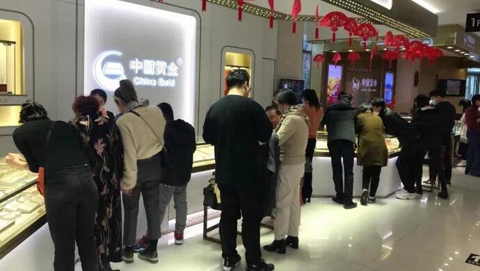今年春節，上海消費市場賣得最好的是黃金飾品。（取自《上觀新聞》）