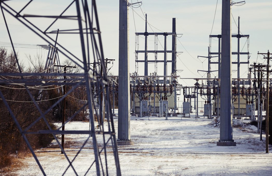 德州的寒流大缺電，一開始以為只是單純的電網受損，但隨著時間過去、溫度計也不斷急墜...