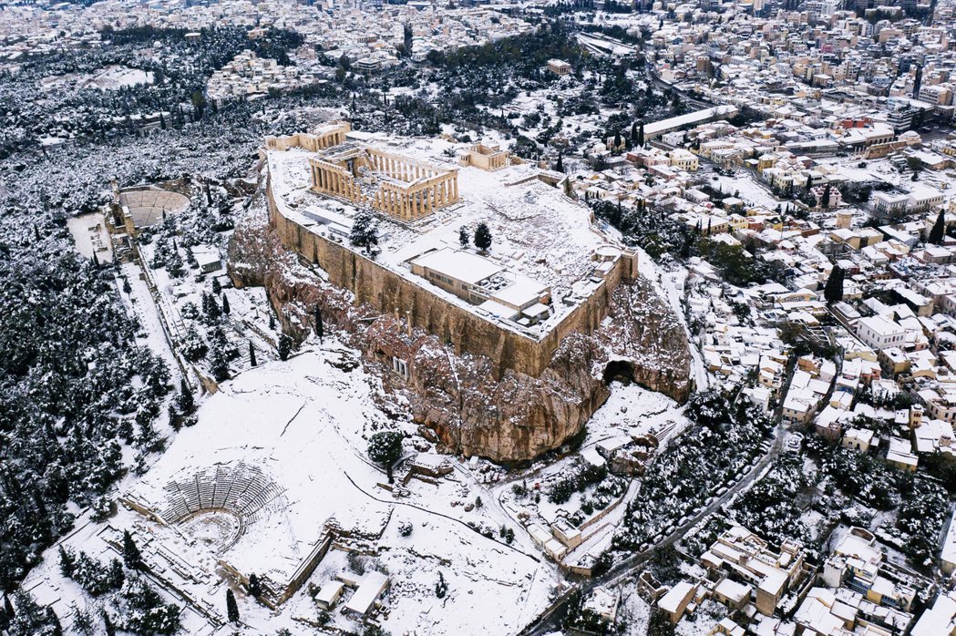 一向暖冬的希臘，近期也遭受冬季冰雪衝擊。希臘著名的雅典衛城，在當地歷史罕見的極端...