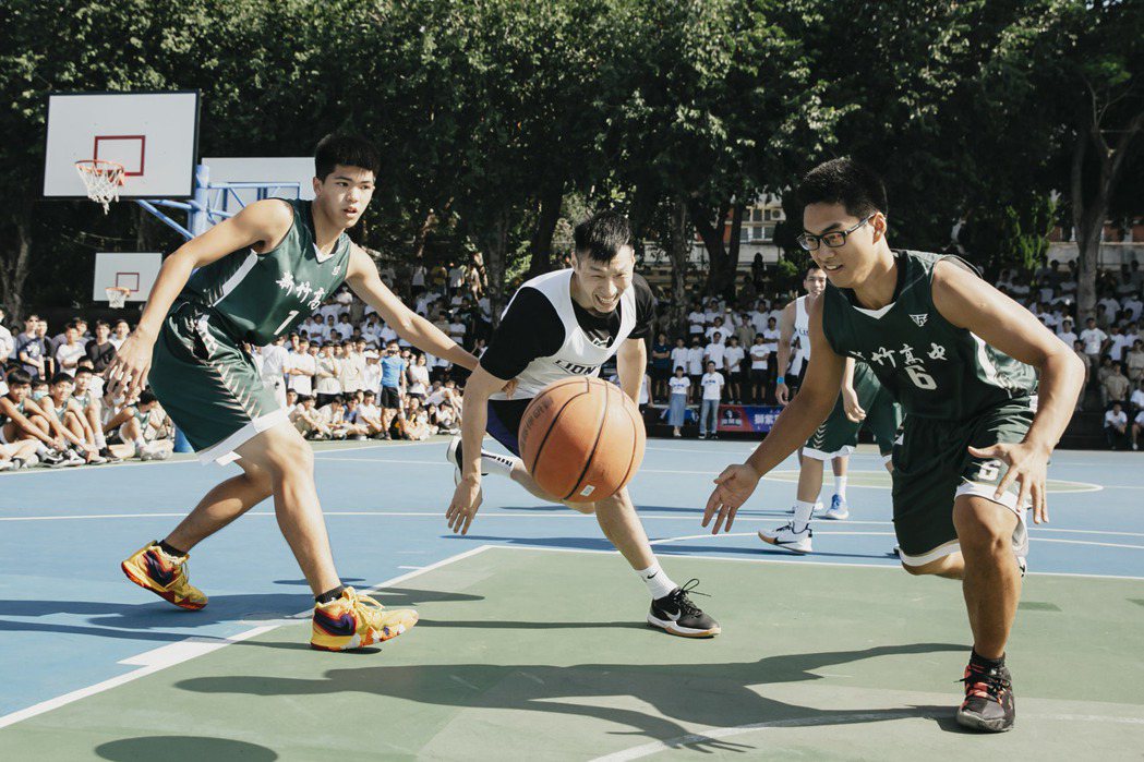 球員成力煥加入家鄉首支職籃隊，回母校新竹高中和學弟互動。 圖／新竹街口攻城獅提供