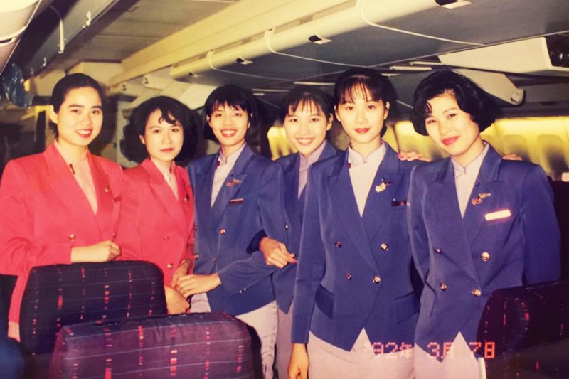 曾任華航空服員的張卉蘋（左二）與同事攝於747-400客艙。圖／張卉蘋提供
