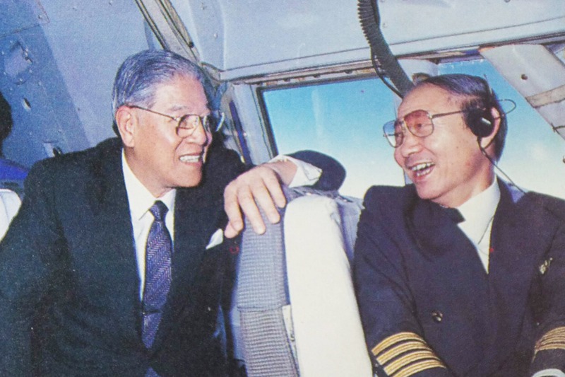 1989年3月，首度出訪的李登輝總統參觀747駕駛艙，右為機長陳典聰。記者程嘉文／翻攝