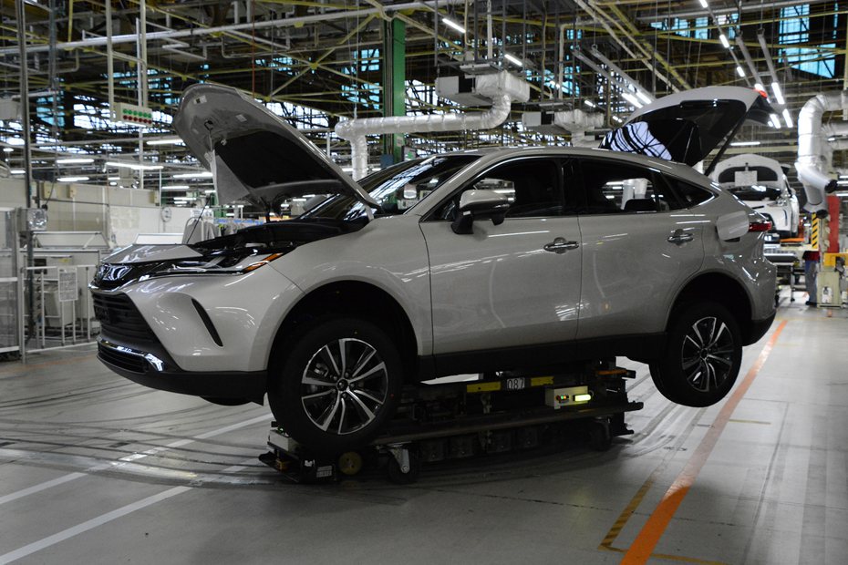 因上週東北強震導致供應商的零件供應中斷，Toyota今(17)起暫停日本一半產線至本周六 (20)。 摘自Toyota