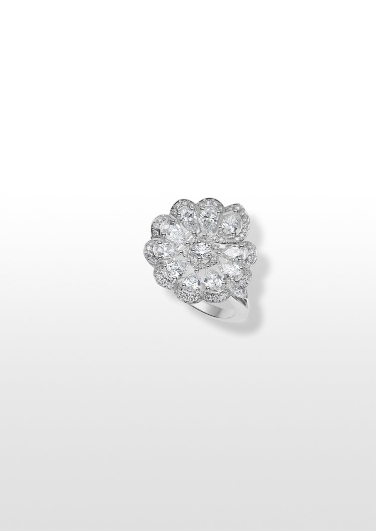 Precious Lace系列Mini Froufrou花卉戒指，獲公平採礦認證之18K白金鑲嵌梨形切割和明亮式切割1.04克拉鑽石，31萬7,000元。圖／蕭邦提供