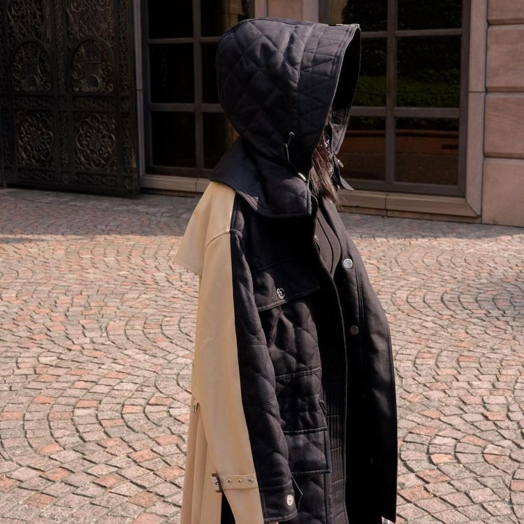 林映唯身穿BURBERRY可拆式連帽絎縫苧麻棉及棉質連帽大衣，12萬5,000元。圖／取自IG