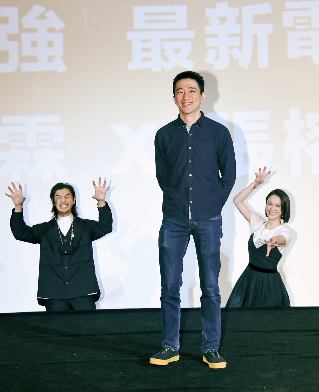 陳柏霖(左起)、導演徐漢強以及張榕容合作恐怖喜劇新片「鬼才之道」。圖／牽猴子提供