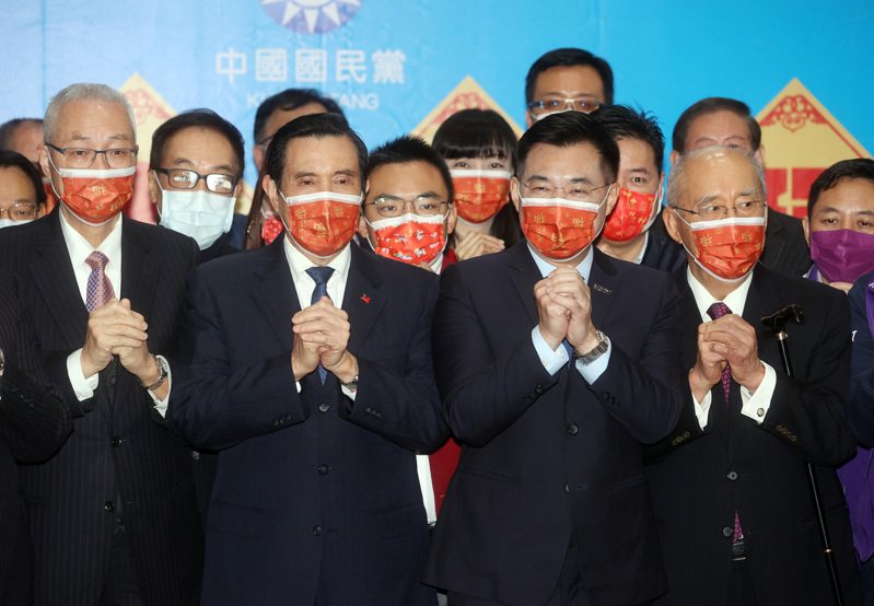 國民黨舉行新春團拜和新辦公室啟用茶會，主席江啟臣（右二）邀請前總統馬英九（左二）、前副總統吳敦義（左一）、前主席吳伯雄（右一）同台。記者曾吉松／攝影