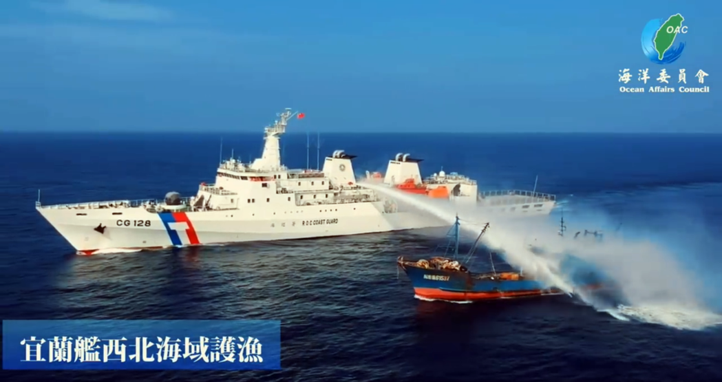 海巡署3000噸級宜蘭艦以高壓水砲（消防泵水柱）驅離中國籍漁船，此為馬政府「強化海巡發展編裝方案」的產物。
 圖／海洋委員會