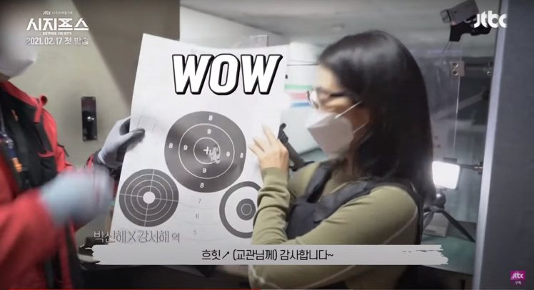 朴信惠為「薛西佛斯的神話」接受射擊練習。圖／擷自YouTube