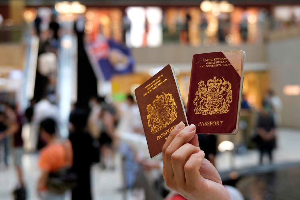 香港政府突然宣布，自1月31日起不再承認香港人的BNO英國海外國民護照。 圖／路透社