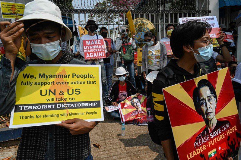 緬甸各地數十萬人重返街頭抗議政變之際，緬甸軍方已針對呼籲罷工、癱瘓政府部門的6位名人發布通緝令。緬甸至今已有近500人遭到逮捕。 法新社