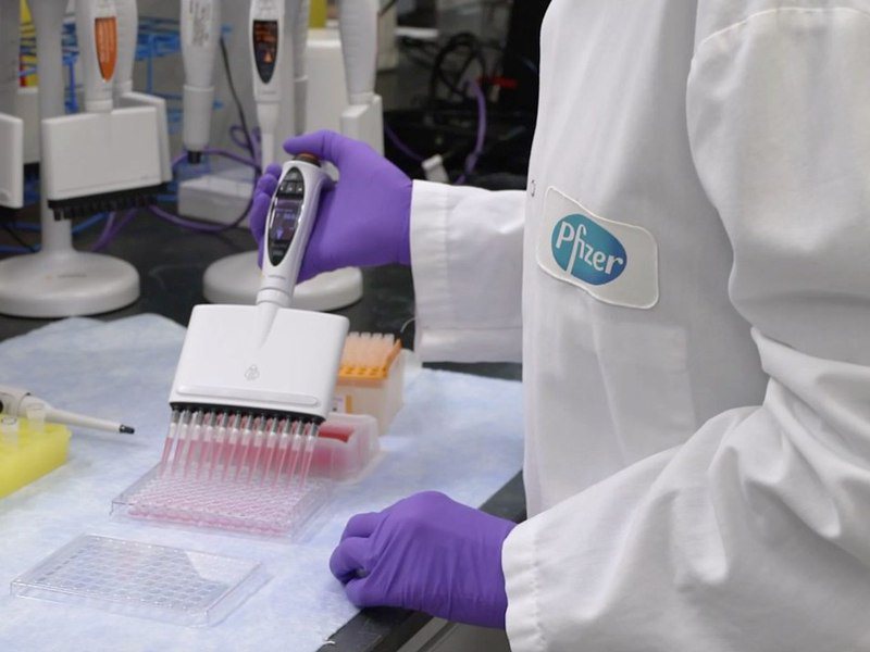德國BioNtech藥廠（BNT）今天指出，會提供台灣其所生產的新冠疫苗。但目前仍只有透過代理商購買和COVAX取得，兩管道各有不同問題。圖／取自facebook.com/Pfizer