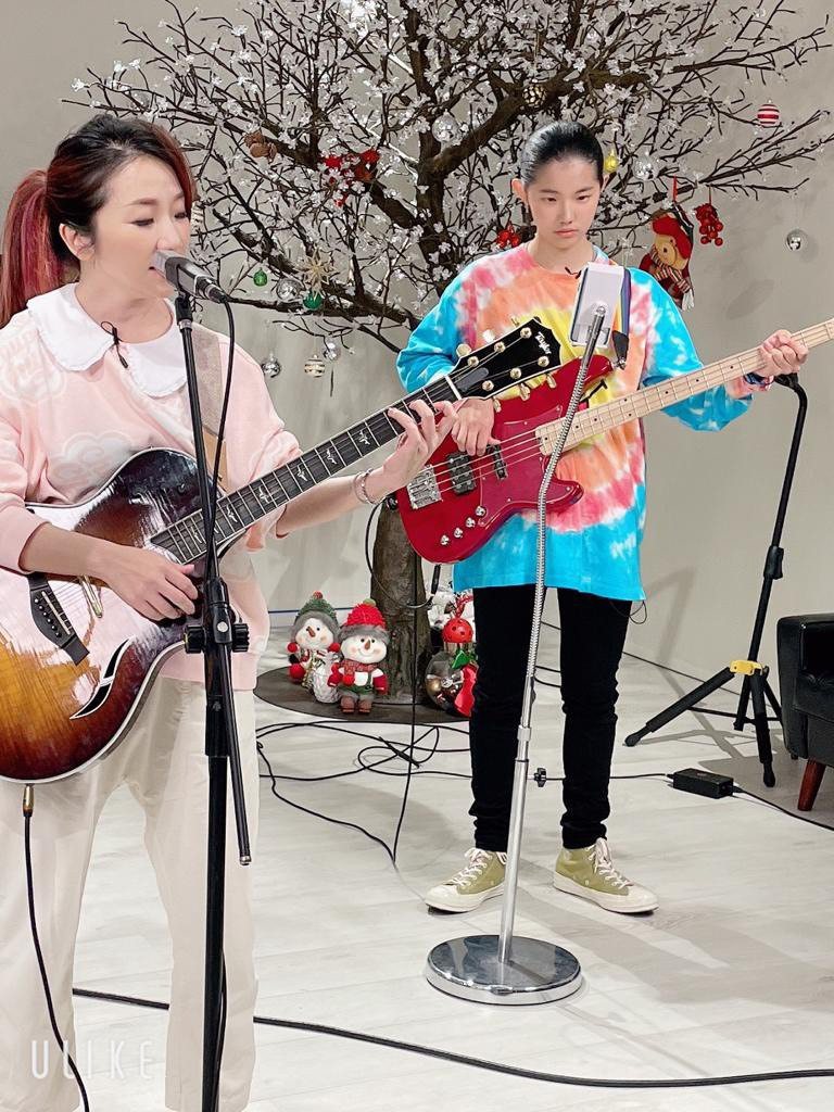 陶晶瑩(左)和女兒荳荳過年錄了特別節目，一起演奏歌曲。圖／陶晶瑩提供