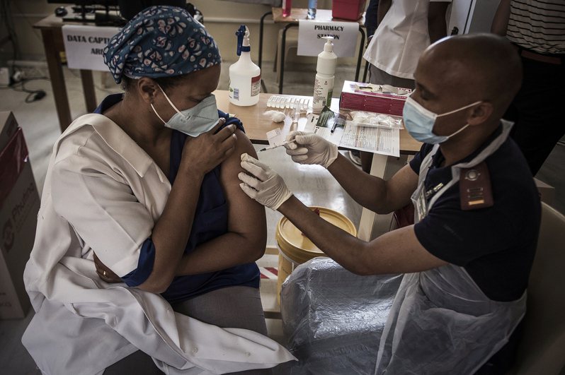 非洲今天通報，2019冠狀病毒疾病（COVID-19）病歿人數已突破10萬大關。非洲死亡總數比起其他大洲並不算多，但當地醫院招架不住第二波疫情，死亡人數正快速攀升。 美聯社