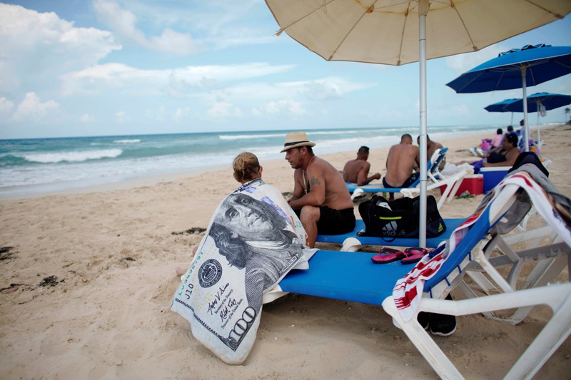 古巴想用疫苗招攬觀光客，到古巴旅遊，不僅能享受陽光與沙灘，還可以打一劑「主權2號」疫苗。圖為哈瓦那郊外的海灘。路透